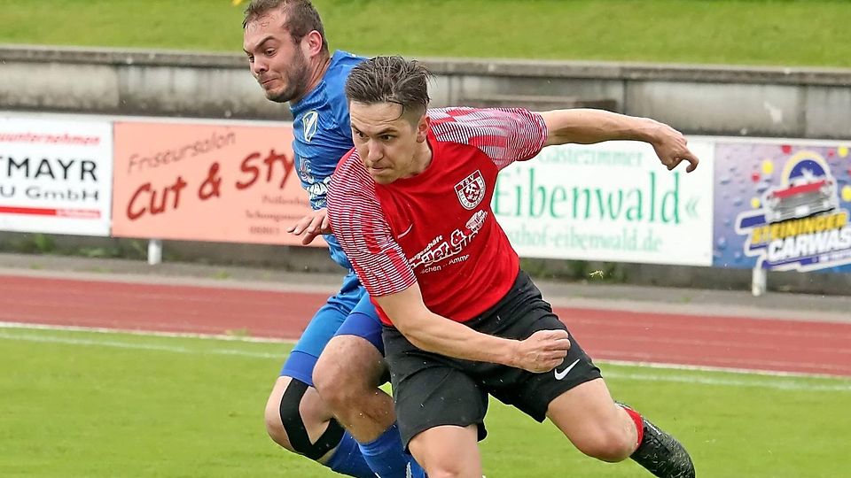 Allzu viel lief nicht zusammen: Die Peißenberger (in Rot, hier Valentin Hörndl) lieferten gegen Egenburg (im Bild Tobias Pfister) eine schwache Leistung ab.