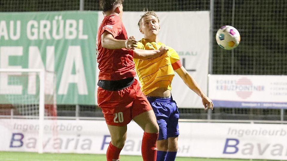 Erfolg im Abendspiel: Alex Lungwitz (rechts, hier im Duell mit Erlbachs Levin Ramstetter) und der FCP siegten 3:1.