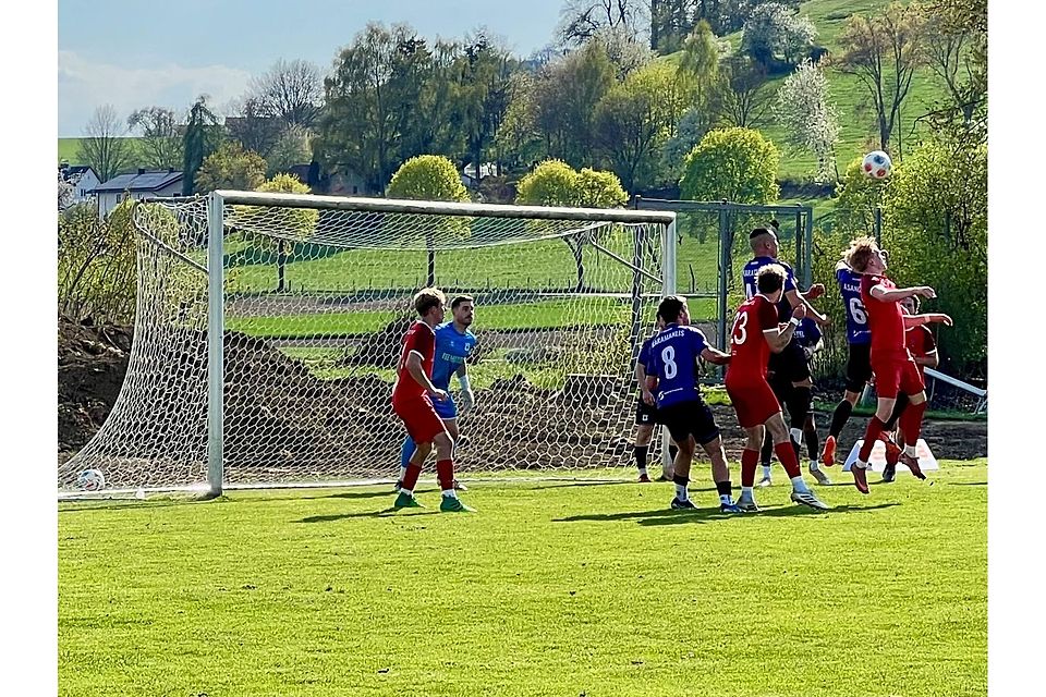 Mit guter Boxbesetzung und Halbraumflanken setzten die Zornedinger um (rot, von links) Daniel Winzer, Jannik Ast, Lorenz Leger und (im Hintergrund) Marco Rastel die Aschauer immer wieder unter Druck.