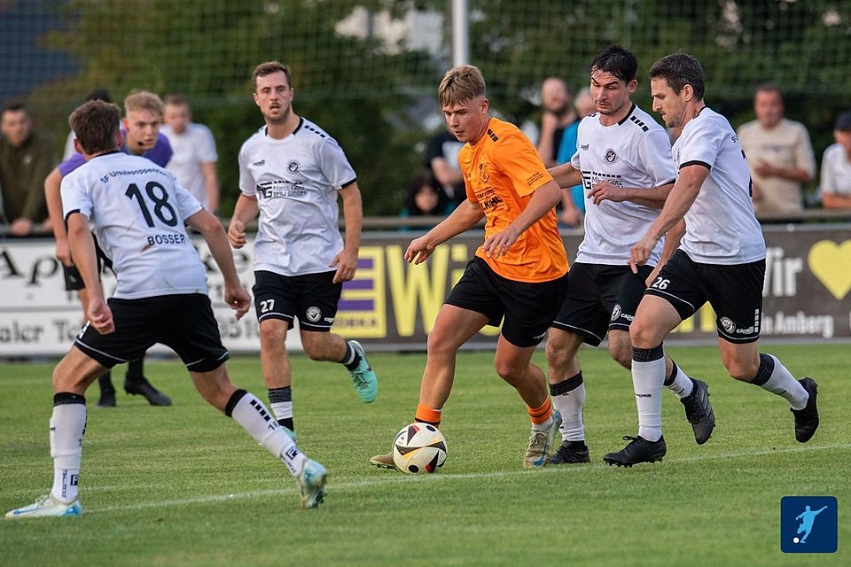 Die Sportfreunde Upo (in Blau) holten im Derby gegen Hahnbach ein achtbares Unentschieden.