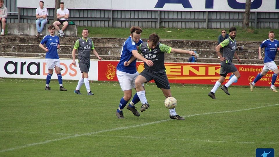 Mit dem 4:0 gegen den FC Großalbershof (in Grün-Grau) ergatterte der TuS Rosenberg II (in Blau-Weiß) eminent wichtige sechs Punkte im Daseinskampf innerhalb von nur vier Tagen.