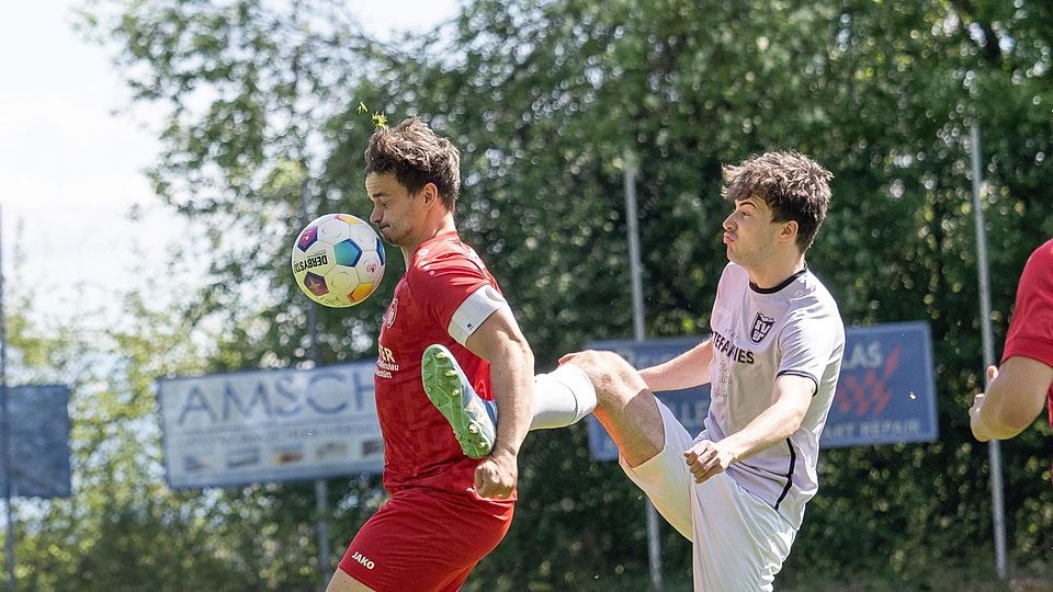 Auch von einem Feilnbacher Störversuch unter Achselhöhe ließen sich Florian Knoblich (li.) und der TSV nicht aufhalten.