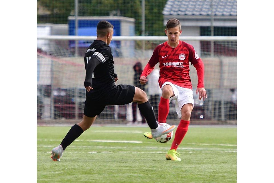 Ohne Tor blieb das Spitzenspiel der B-Junioren-Hessenliga zwischen Florian Quardons (rechts) RW Walldorf und Mahmoud Khofashs SG Rot-Weiß Frankfurt.