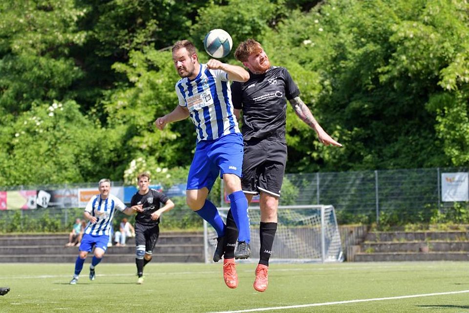 In Florian Schödel (SC Rodau, rechts) hatte Hambachs Nummer zehn, Nicolas Fetsch, einen hartnäckigen Widersacher. Mit dem 2:1-Arbeitssieg gab Hambach den letzten Platz in der Fußball-A-Liga Bergstraße an Rodau ab. In Florian Schödel (SC Rodau, rechts) hatte Hambachs Nummer zehn, Nicolas Fetsch, einen hartnäckigen Widersacher. Mit dem 2:1-Arbeitssieg gab Hambach den letzten Platz in der Fußball-A-Liga Bergstraße an Rodau ab.