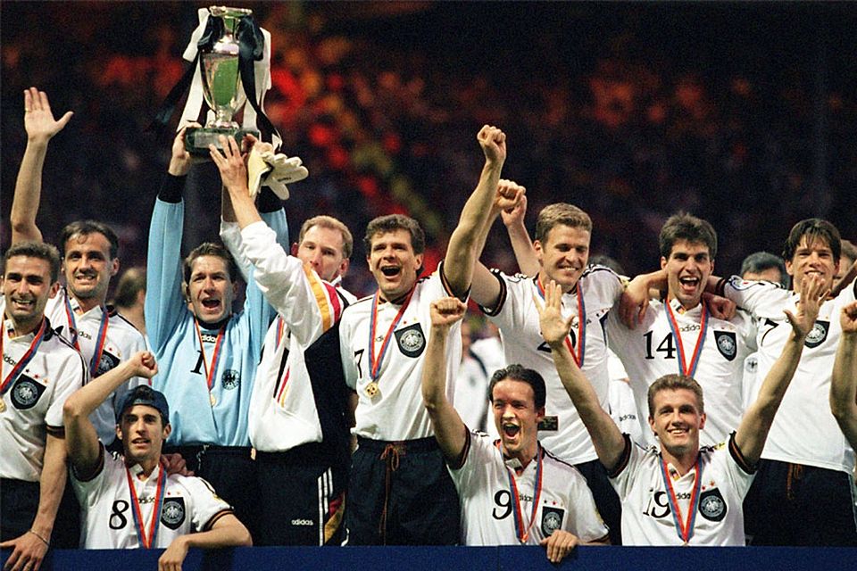 1996 war Christian Ziege (rechts) Europameister mit der deutschen Nationalmannschaft. Wembley tauscht er am Mittwoch gegen die Sportanlage des FC Pipinsried. Als Trainer des Drittligisten gastiert Ziege dort mit seiner Mannschaft. 	Foto: dpa