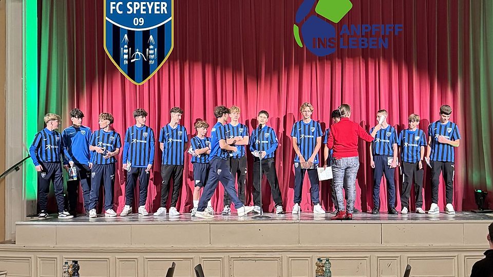 Die U16 des FC Speyer 09 bei ihrer Vorführung im Kinder- und Jugendtheater.