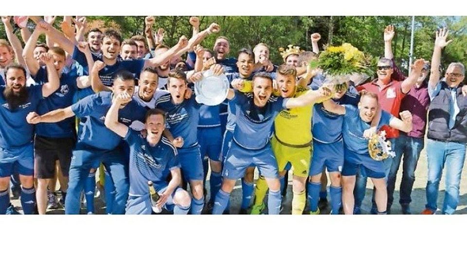 Am letzten Spieltag krönt der FC Noswendel Wadern seine tolle Runde und hält zum guten Schluss endlich die Meistertrophäe in der Hand. Herzlichen Glückwunsch! Foto: Barth