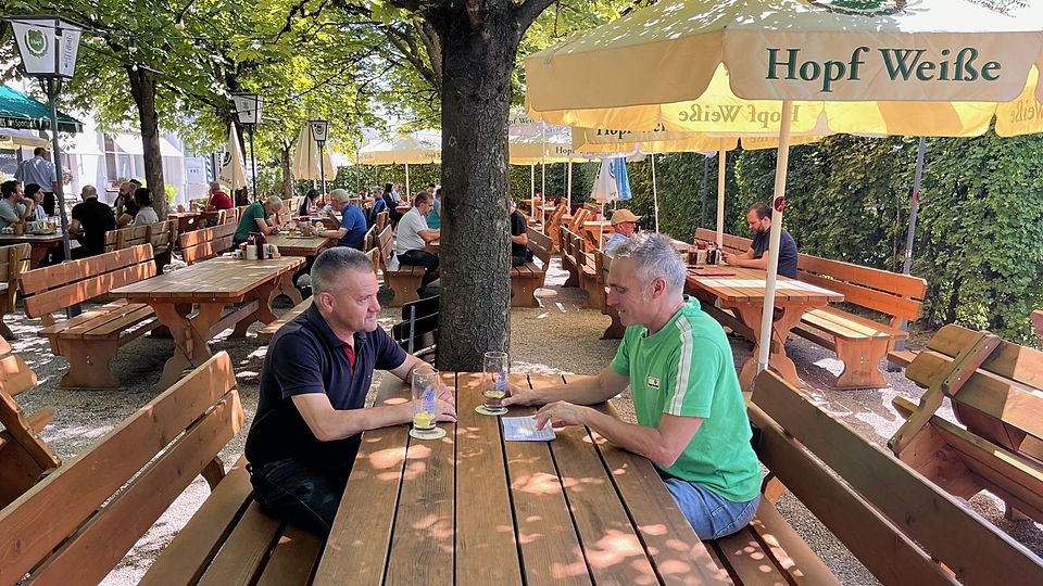 Wasser statt Weißbier: Präsident Manni Schwabl lebt Fitness vor - beim „bleifreien“ Interview mit Sportredakteur Uli Kellner.
