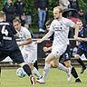 Der Zornheimer Fabian Meurer (rechts, am Ball) gegen den Mauchenheimer Abwehrspieler Dennis Frondorf. 	Foto: hbz/Stefan Sämmer