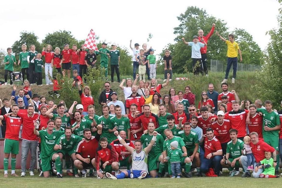 Moorenweis feiert den dritten Bezirksliga-Aufstieg nach 40 Jahren. Moorenweis feiert den dritten Bezirksliga-Aufstieg nach 40 Jahren.