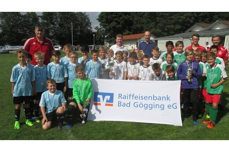 E-Jugend-Kreismeister SpVgg Landshut II (weiße Trikots) wurde von FC Ergolding (l.) und ATSV Kelheim (r.) in die Mitte genommen. Foto: Steiner