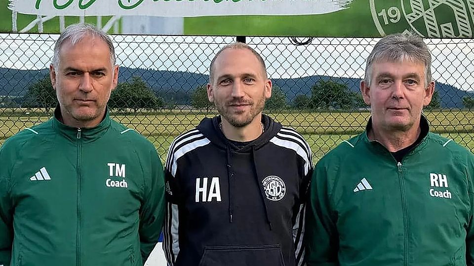 Tom Meyer (links) letzten Sommer bei seiner Vorstellung als neuer Trainer des TSV Dieterskirchen.