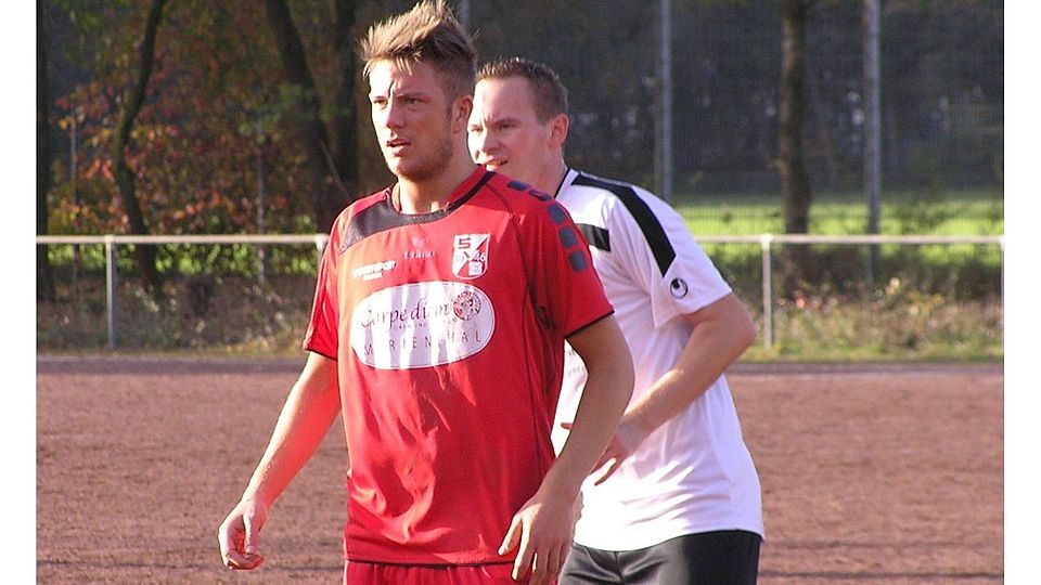 F: Horst Zellmann Torsten Bongers (vorne) erzielte beim 2:0 des SV Brünen gegen Westfalia Anholt den Führungstreffer.