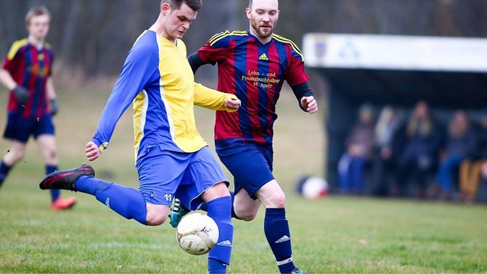 Steffen Goldenstein (links) erzielte drei Treffer für SuS Berumerfehn. Hier trifft er in der 31. Minute zum 3:0.