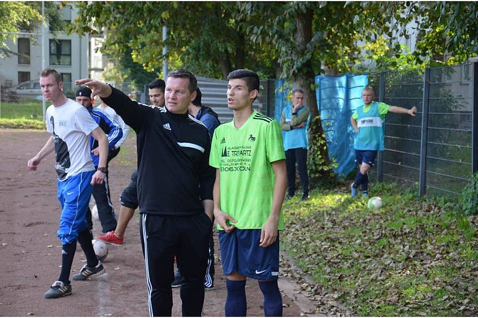 Einst Profifußballer, nun Trainer: Markus Kurth (Mitte) gibt beim Kölner A-Kreisligisten SC Mülheim-Nord die Richtung vor. Einst Profifußballer, nun Trainer: Markus Kurth (Mitte) gibt beim Kölner A-Kreisligisten SC Mülheim-Nord die Richtung vor.