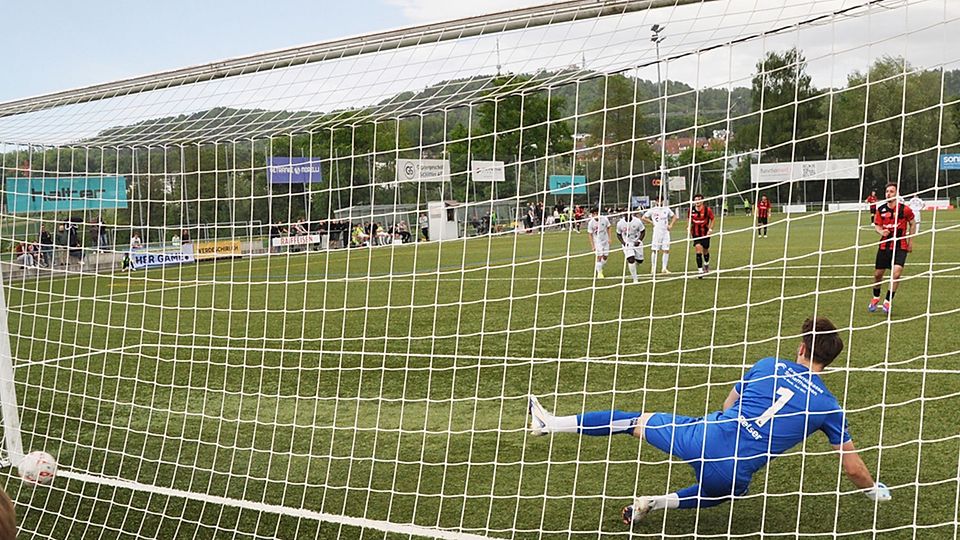 Marc Figueiredo erzielt für WB gegen die SV Schaffhausen per Penalty haargenau das 4:1.