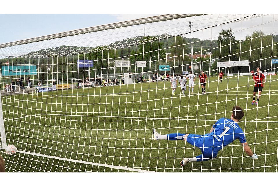 Marc Figueiredo erzielt für WB gegen die SV Schaffhausen per Penalty haargenau das 4:1.