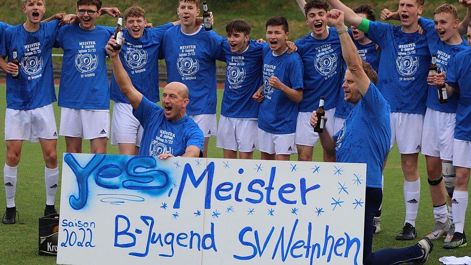 Nach dem Spiel gegen den FC Freier Grund feierte die Mannschaft den Meistertitel gebührlich. 