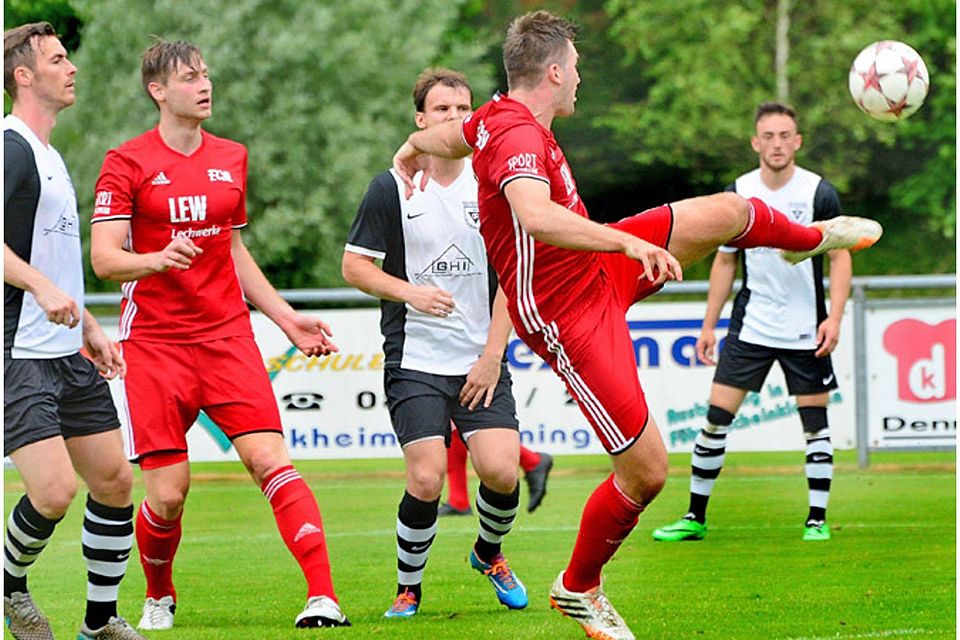 Edgar Weiler (rechts) erzielte gegen Teutonia Watzenborn-Steinberg den 2:1-Siegtreffer für den FC Memmingen.  Foto: Olaf Schulze