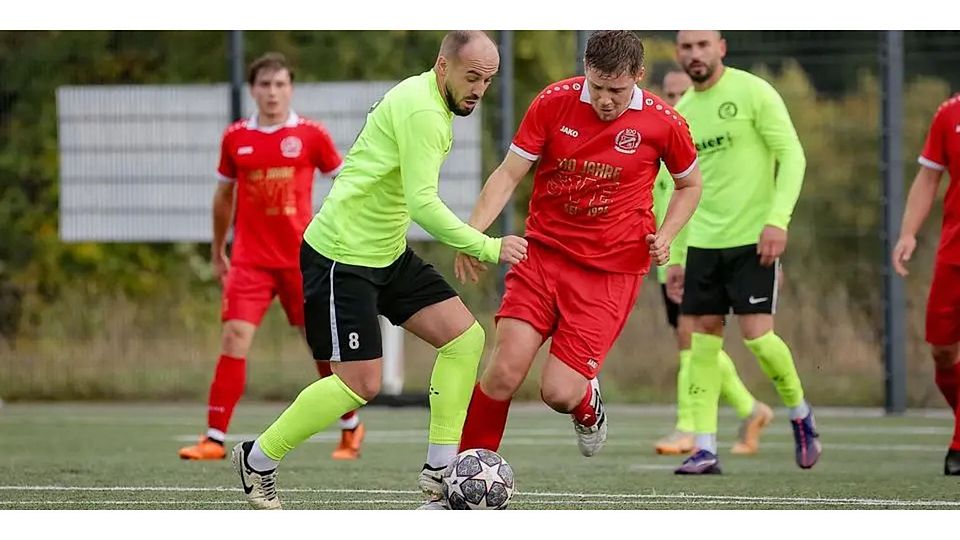 Eisemroths Jan Patrick Petry zieht den Sprint an, Herborns Kapitän Endrit Mustafa hält dagegen. 2:2 trennen sich beide Teams am Sonntag. © Jonathan Ortmann