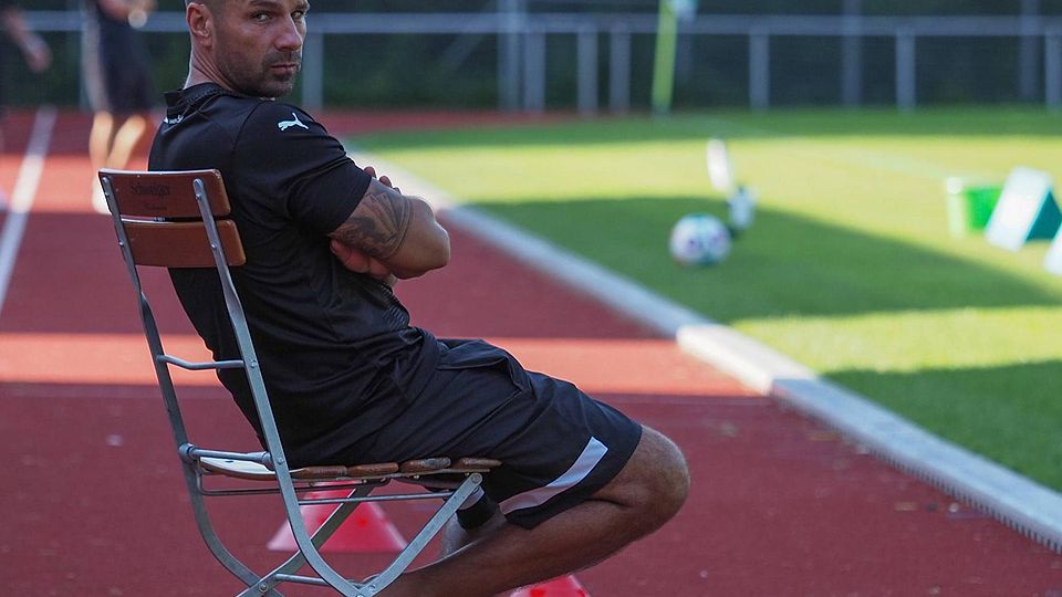 Schulterblick nicht vergessen! Ebersbergs Trainer Timur Tepedelen blickt sonst lieber lachend nach vorn.
