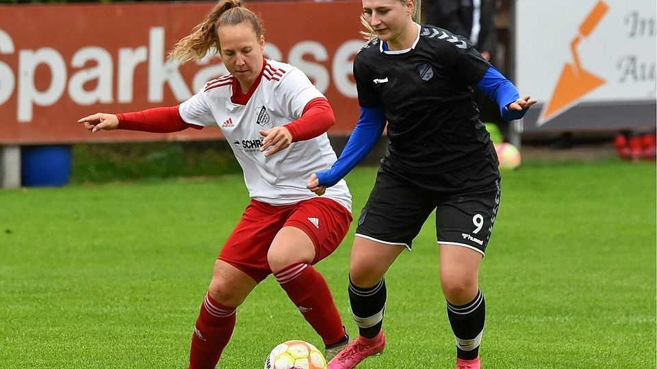 Überackers Nicola Mößmer (weißes Trikot) im Spiel gegen den FC Langengeisling.