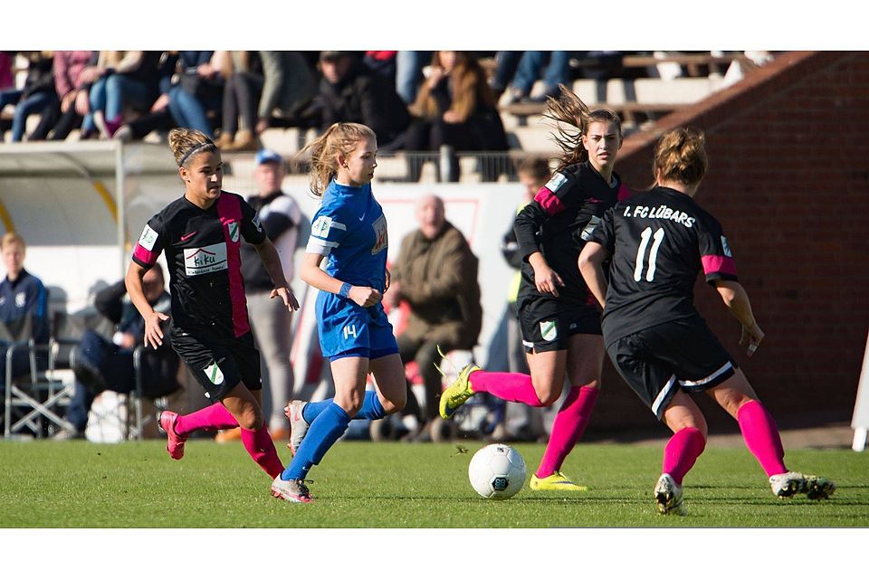 Reißt das Spiel an sich: Elisa Senß von den SVM-Zweitliga-Fußballerinnen.  Foto: Doris Leißing