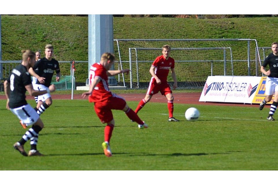 Dustin Messing (in rot) traf zum zwischenzeitlichen 2:0 für den VfB.      (F. Kegler)