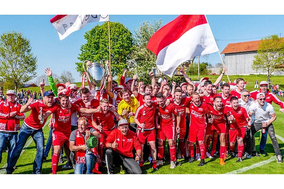 Es ist vollbracht: Der SV Oberegg hat gestern das Finale um den Kreispokal gegen den TSV Buching/Trauchgau gewonnen und feierte den ersten von zwei möglichen Titelgewinnen in dieser Saison anschließend ausgiebig mit seinen Fans. 	F.: Heinz Budjarek