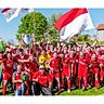 Es ist vollbracht: Der SV Oberegg hat gestern das Finale um den Kreispokal gegen den TSV Buching/Trauchgau gewonnen und feierte den ersten von zwei möglichen Titelgewinnen in dieser Saison anschließend ausgiebig mit seinen Fans. 	F.: Heinz Budjarek
