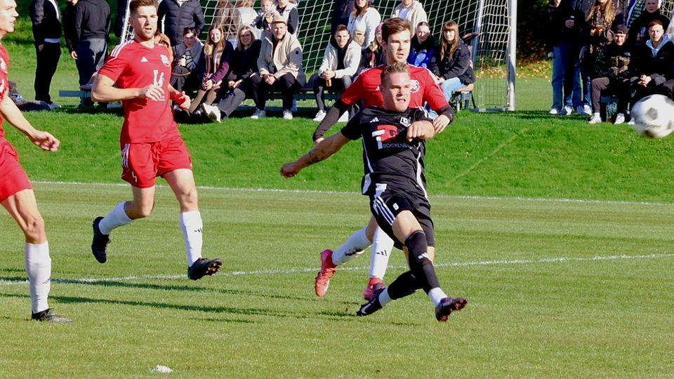 Rene Frese (TV 01) bei einer seiner zahlreichen Großchancen im Derby