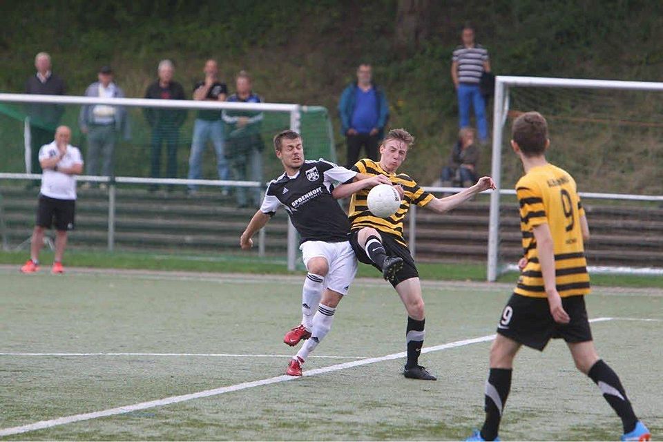 Voller Einsatz für den FC Hennef 05: Johannes Jahn (links)