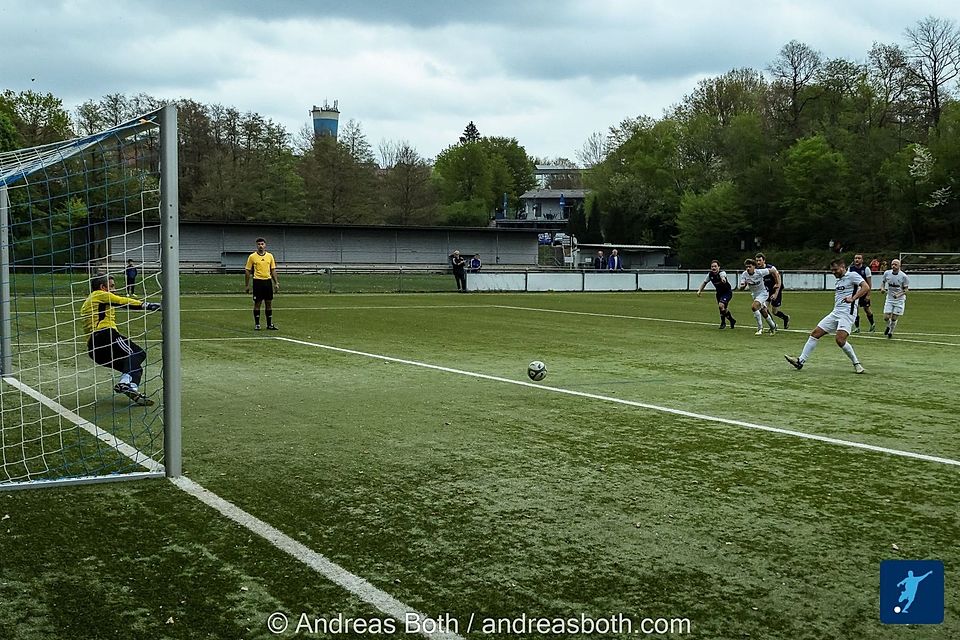Der Neuweiler Amad Al Ktifan verlädt Markus Becker im Tor des SV Scheidt und es steht 2:0 für den Tabellenführer