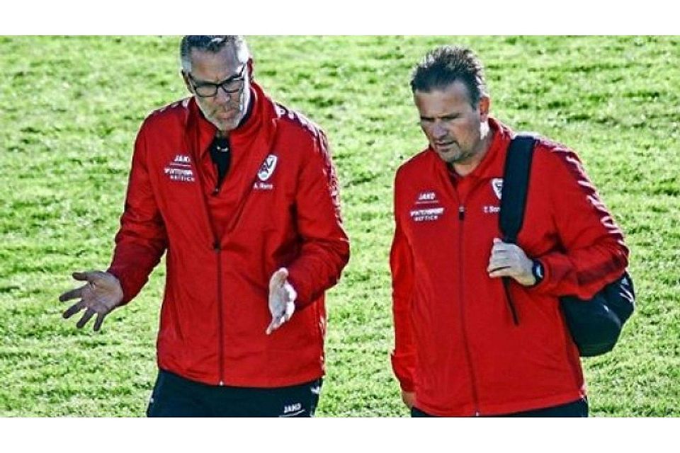 Der Allmersbacher Trainer Thomas Sommer  und sein Assistent  Andreas Renz (links)  bemängeln die Chancenverwertung. Foto: Archiv Timo Babic