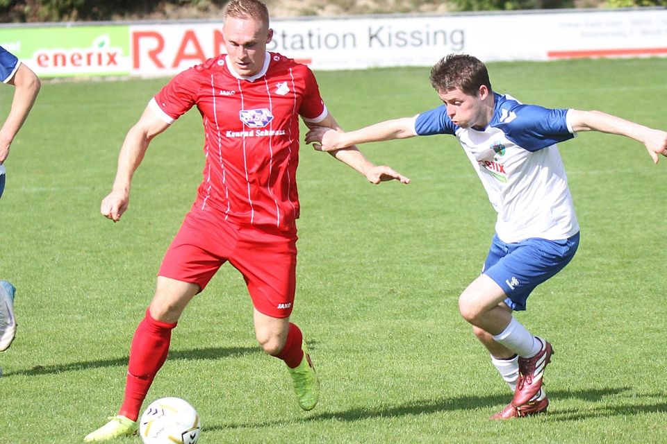 Der Adelzhausener Torschütze zum 3:0, Marvin Gaag (links), will den Friedberger Valentin Reichenbach abschütteln. Bei der 0:4-Heimpleite fanden die Sportfreunde nur selten das richtige Mittel gegen den BCA.