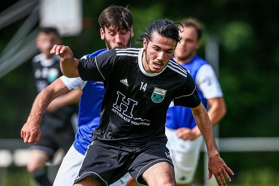 Ball sichern und hinten stabil stehen: Die Penzberger (in schwarzen Trikots, hier Fazlican Verep im Testspiel gegen den TSV Peiting) wollen kommende Saison vor allem Wert auf ihre Defensivarbeit legen.