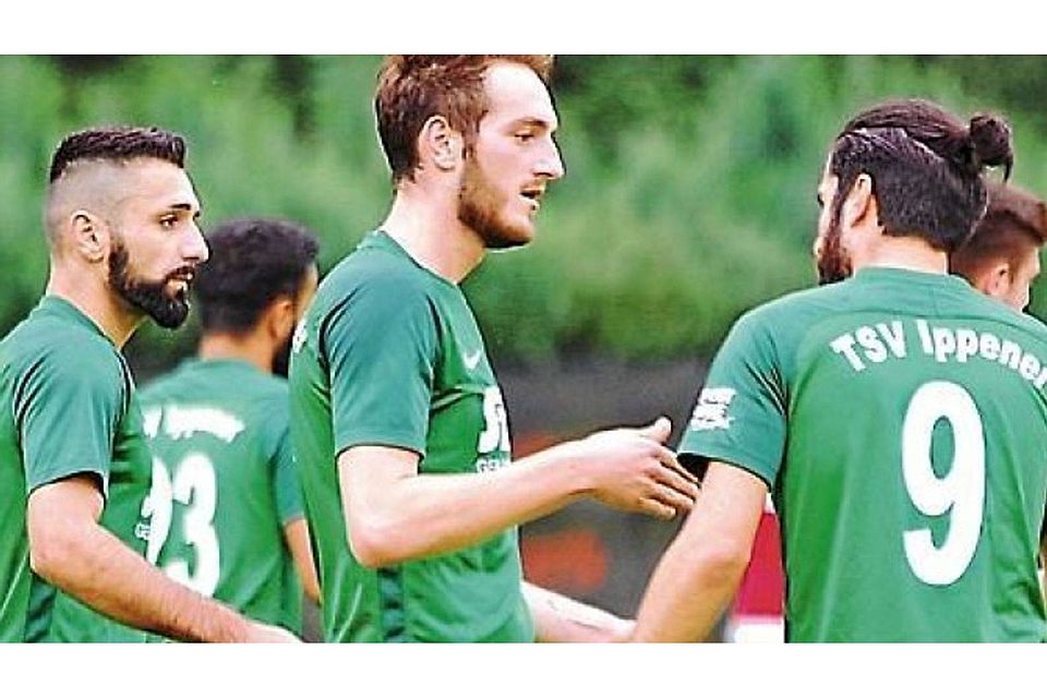 Gewohntes Bild in dieser Saison: Die Spieler des TSV Ippener klatschen nach einem Tor ab. Insgesamt 54-mal in zehn Spielen versenkten die Grünen den Ball im gegnerischen Netz. Günther Richter