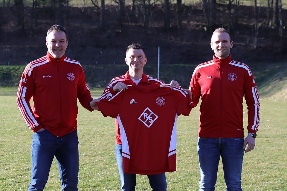 Die SVG-Funktionäre Thomas Ketzer (li.) und Albert Weindl (re.) nehmen den künftigen Coach Albert Weindl in die Mitte 