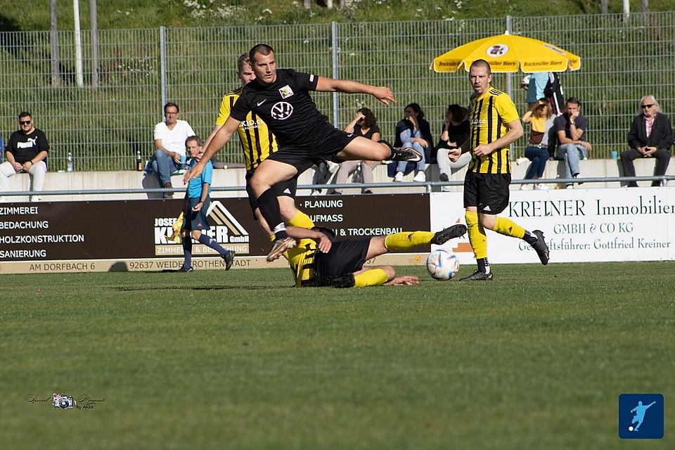 Im Derby gegen den FC Luhe-Markt (in Schwarz) will die SpVgg Pirk (in Gelb-Schwarz) ihre Chancen auf die Plätze 2 oder 3 am Leben halten. 