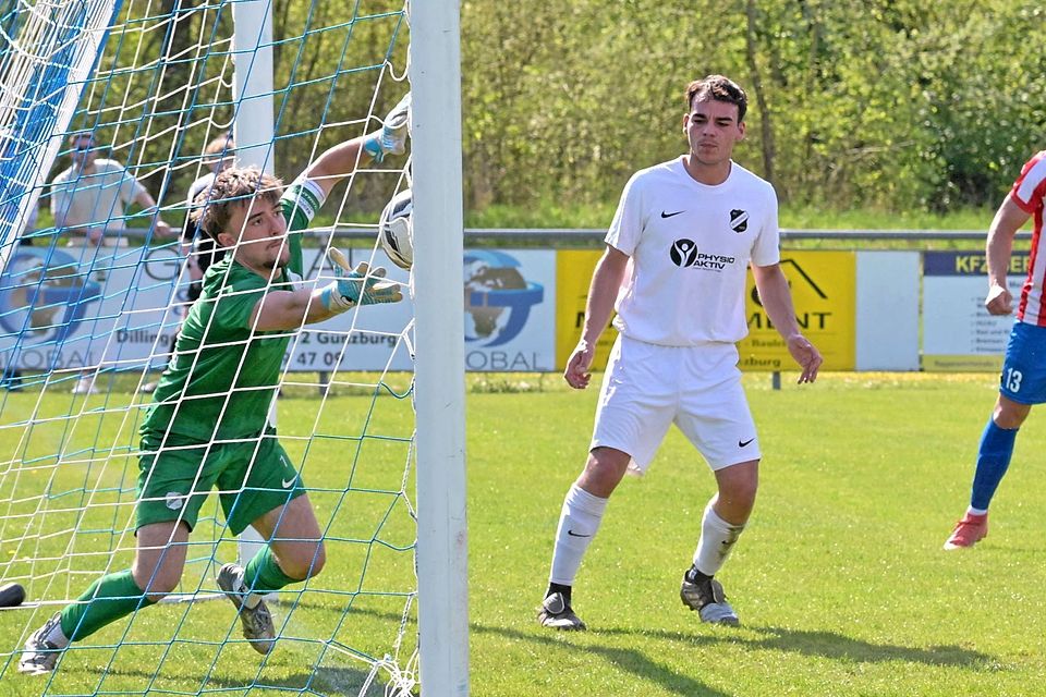 Scheppachs Torwart Paul Rutkowski kann das zwischenzeitliche 2:0 für den FC Günzburg nicht verhindern.
