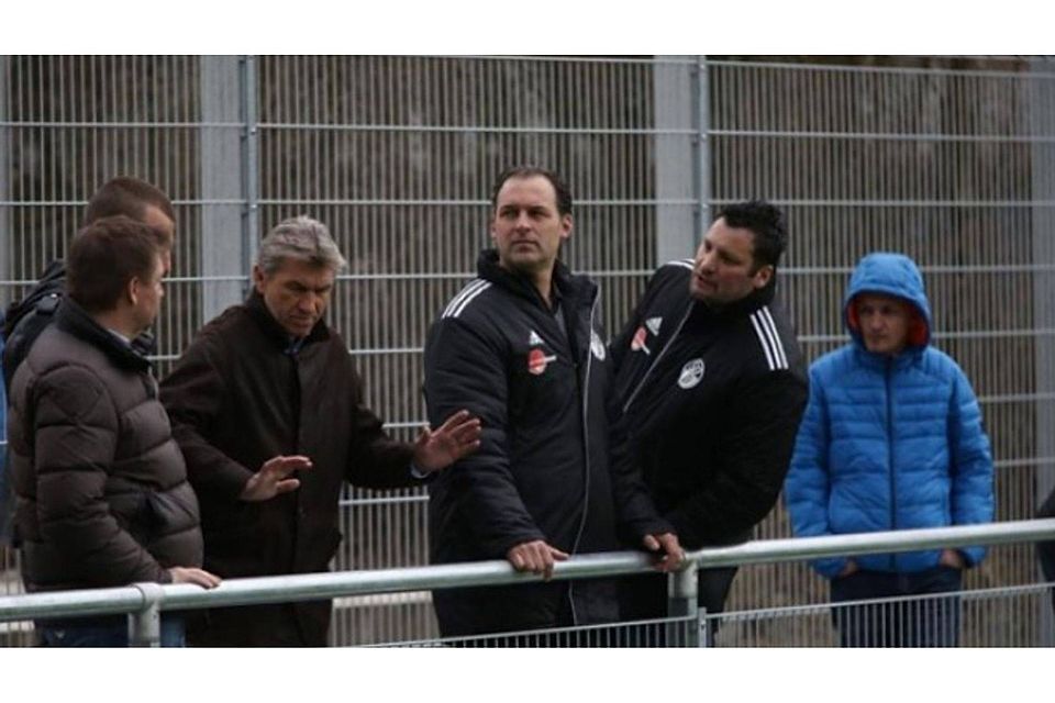Matthias Klemens (Mitte, hier mit Ex-Trainer Klaus Augenthaler, links, und Teammanager Mario Stieglmair) gefällt die sportliche Zwischenbilanz seines SV Donaustauf überhaupt nicht. Archivfoto: Brüssel