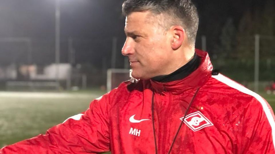 Marco Henrichs trainiert eine ukrainische Fußballmannschaft in Hennef im Bereich Athletik,