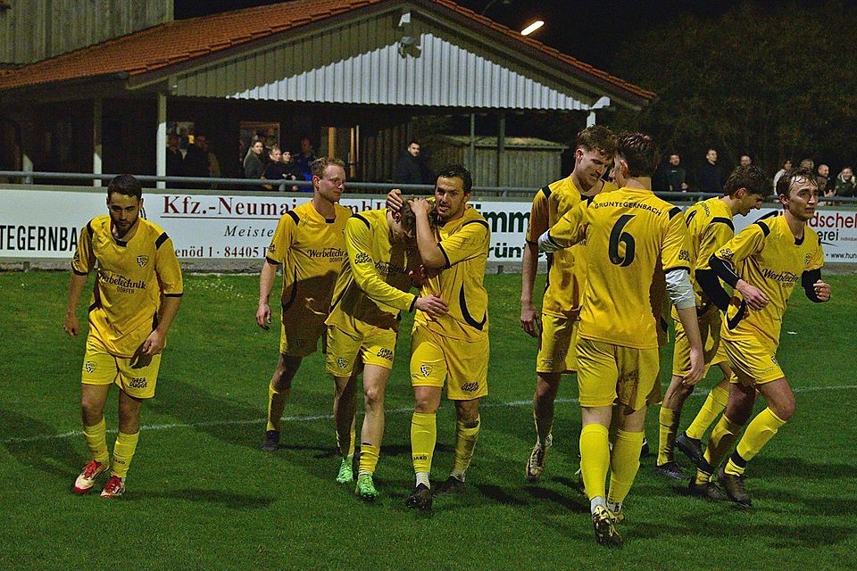 Über den zweiten Treffer freuen sich die Grüntegernbacher (v.l..) Niklas Zott,  Christian Schwarzenbeck, Torschütze Tobias Kiefinger, Spielertrainer Matthias Kurz, Moritz Greimel, Jakob Kieblspeck, Nicolas Lohmeier sowie Kapitän Simon Bauer.