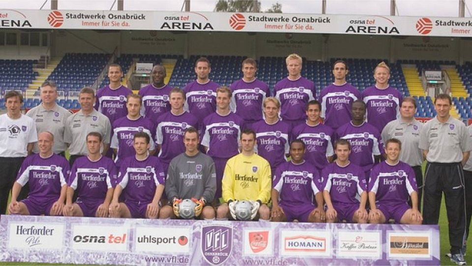 VfL-Teamfoto der Saison 2004/2005 (2. Bundesliga) mit Andreas Schäfer (mittlere Reihe, 4. von rechts), Michael Lüken (mittlere Reihe, 2. von rechts neben Wollitz) und Thomas Reichenberger (unten, ganz rechts). Foto: Michael Hehmann/Archiv
