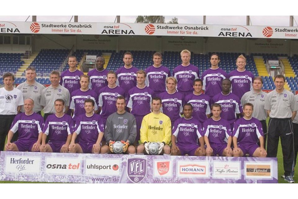 VfL-Teamfoto der Saison 2004/2005 (2. Bundesliga) mit Andreas Schäfer (mittlere Reihe, 4. von rechts), Michael Lüken (mittlere Reihe, 2. von rechts neben Wollitz) und Thomas Reichenberger (unten, ganz rechts). Foto: Michael Hehmann/Archiv