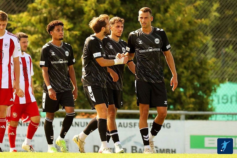 Zuspruch von den Teamkollegen, wie hier auf dem Bild nach seinem Treffer im Totopokal, wird Marin Pudic (re.) in den kommenden Wochen und Monaten sicher gebrauchen können.