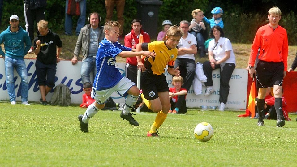Volle Kraft auf der Außenbahn: Nicolas Tomerius (r.) vom Berliner SC setzt sich gegen den Schalker Moritz Denninghoff durch. Das Finale war ein offenes Spiel. Der BSC spielte stark in der Defensive. Das goldene Tor erzielte Nils Thiele.  ©Sören Tetzlaff