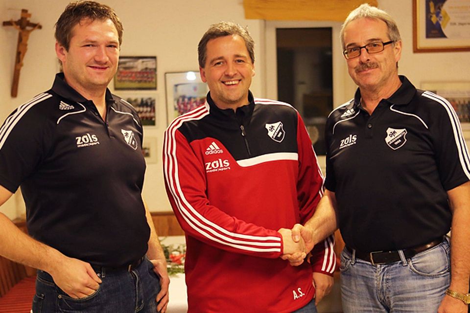DJK-Abteilungsleiter Thomas Königsbauer (li.) und 1. Vorstand Franz Varga (re.) begrüßen Neu-Coach Alexander Schmid. F: DJK