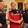 DJK-Abteilungsleiter Thomas Königsbauer (li.) und 1. Vorstand Franz Varga (re.) begrüßen Neu-Coach Alexander Schmid. F: DJK