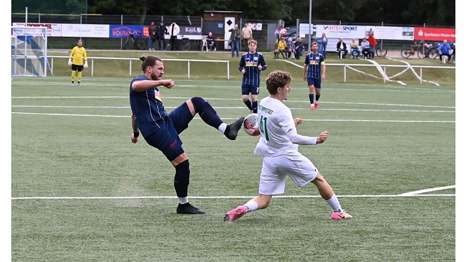 Trippstadts Abwehrspieler Fritz Luis Reisinger (weißes Trikot) kann dem Abschluss des Hackenheimers Julius Oertel mit vollem Körpereinsatz verhindern.	Foto: Jochen Werner